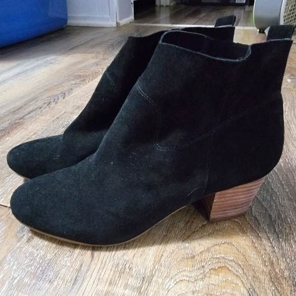 Steve Madden Shoes - 🏷$10 Steve Madden black suede soft sock booties with chunky heel size 8.5M